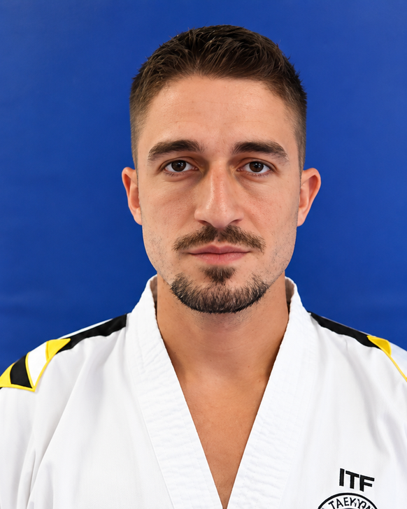 Ο Φίλιππος, κύριος προπονητής, με στολή Taekwon-Do