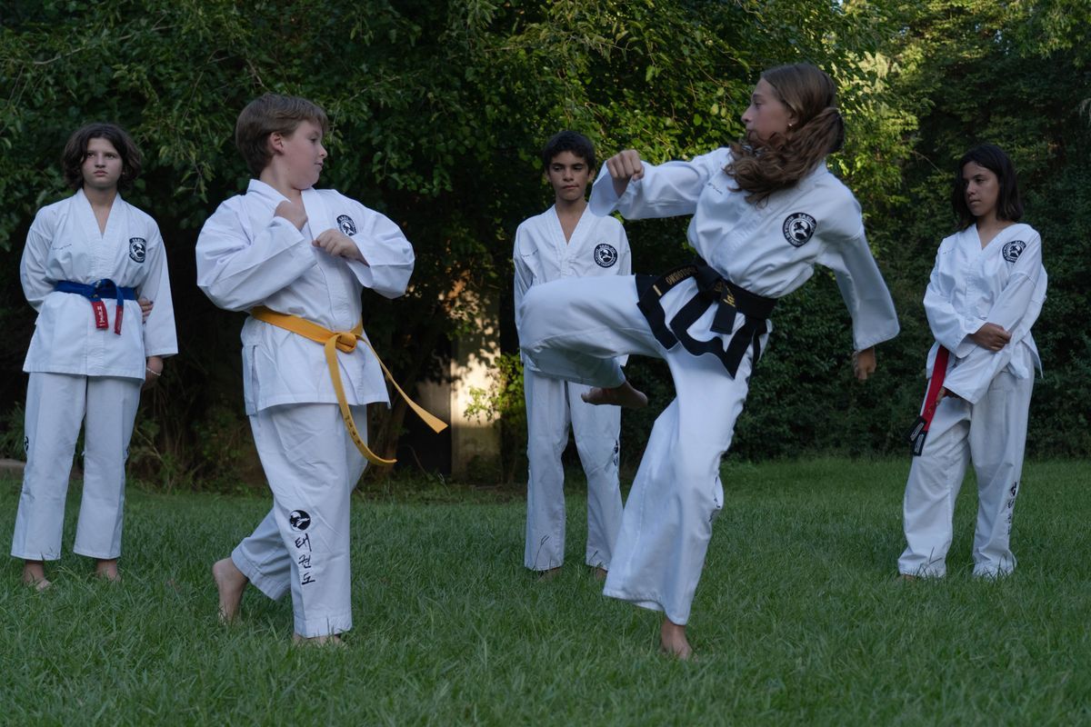 Ομαδική προπόνηση taekwondo σε εξωτερικό χώρο
